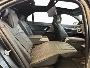 BMW 740 d M-Sport INDIVIDUAL Fond