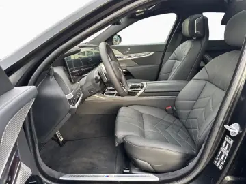 BMW 740 d M-Sport INDIVIDUAL Fond