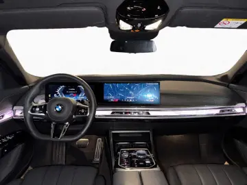 BMW 740 d M-Sport INDIVIDUAL Fond