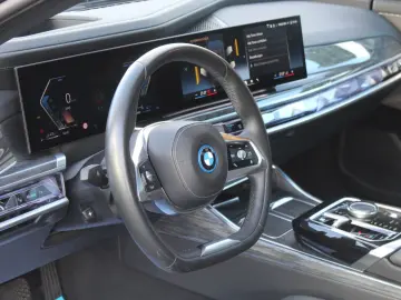 750 e xDrive Design Pure Excellence  Sky Lounge