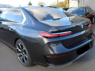 750 e xDrive Design Pure Excellence  Sky Lounge