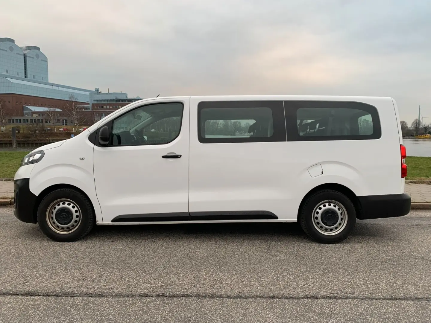 Vivaro-9 Sitze-Automat-Lang-106 KW-Klimaauto-TOP