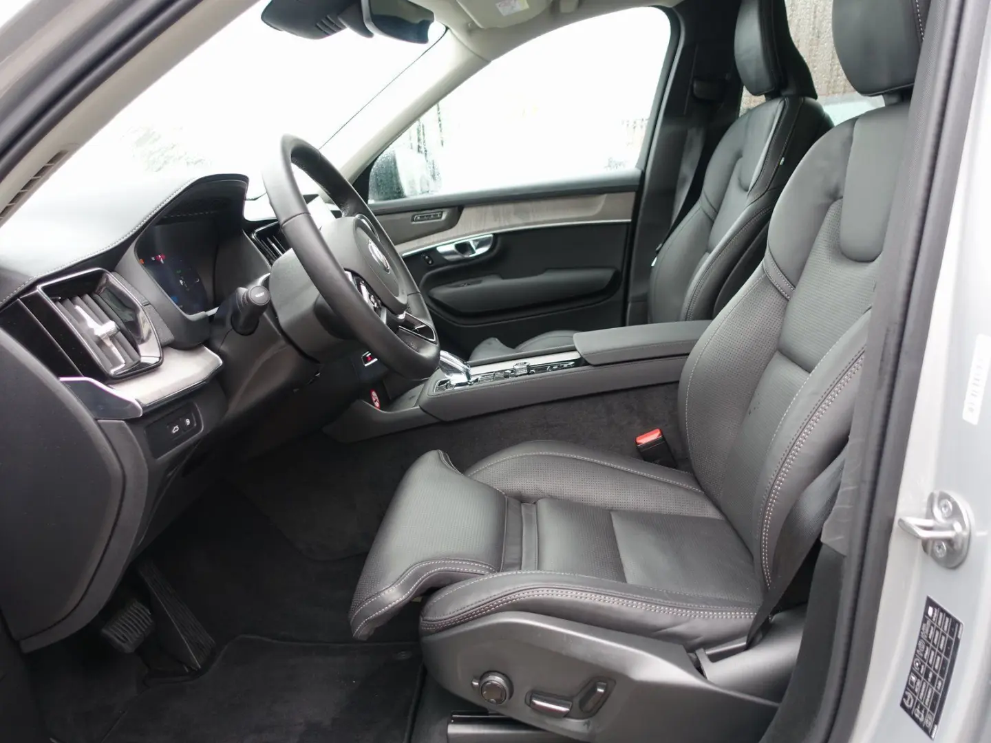 XC90 PlusDark T8 AWD PHEV AirSusp Ventilation 360 TowHook