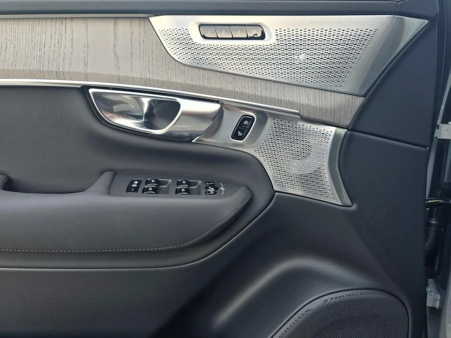 XC90 T8 AWD UltraDark Bowers Massage 360 AirSusp