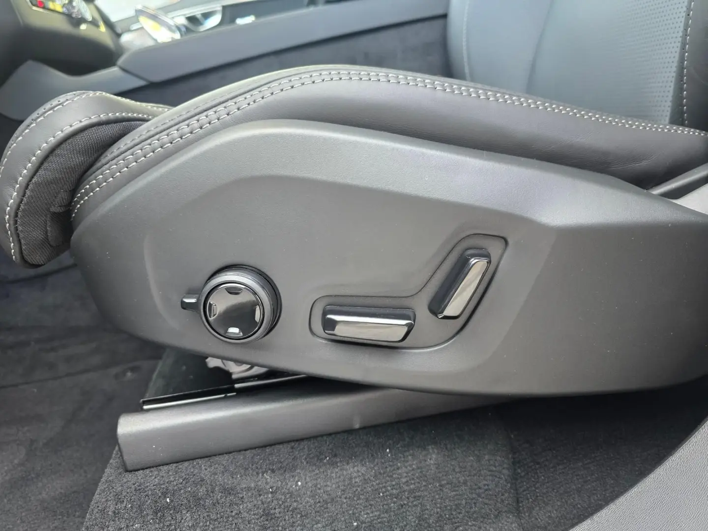 XC90 T8 AWD UltraDark Bowers Massage 360 AirSusp