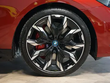 550e xDRIVE BOWERS HUD 360