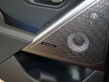 550e xDRIVE BOWERS HUD 360