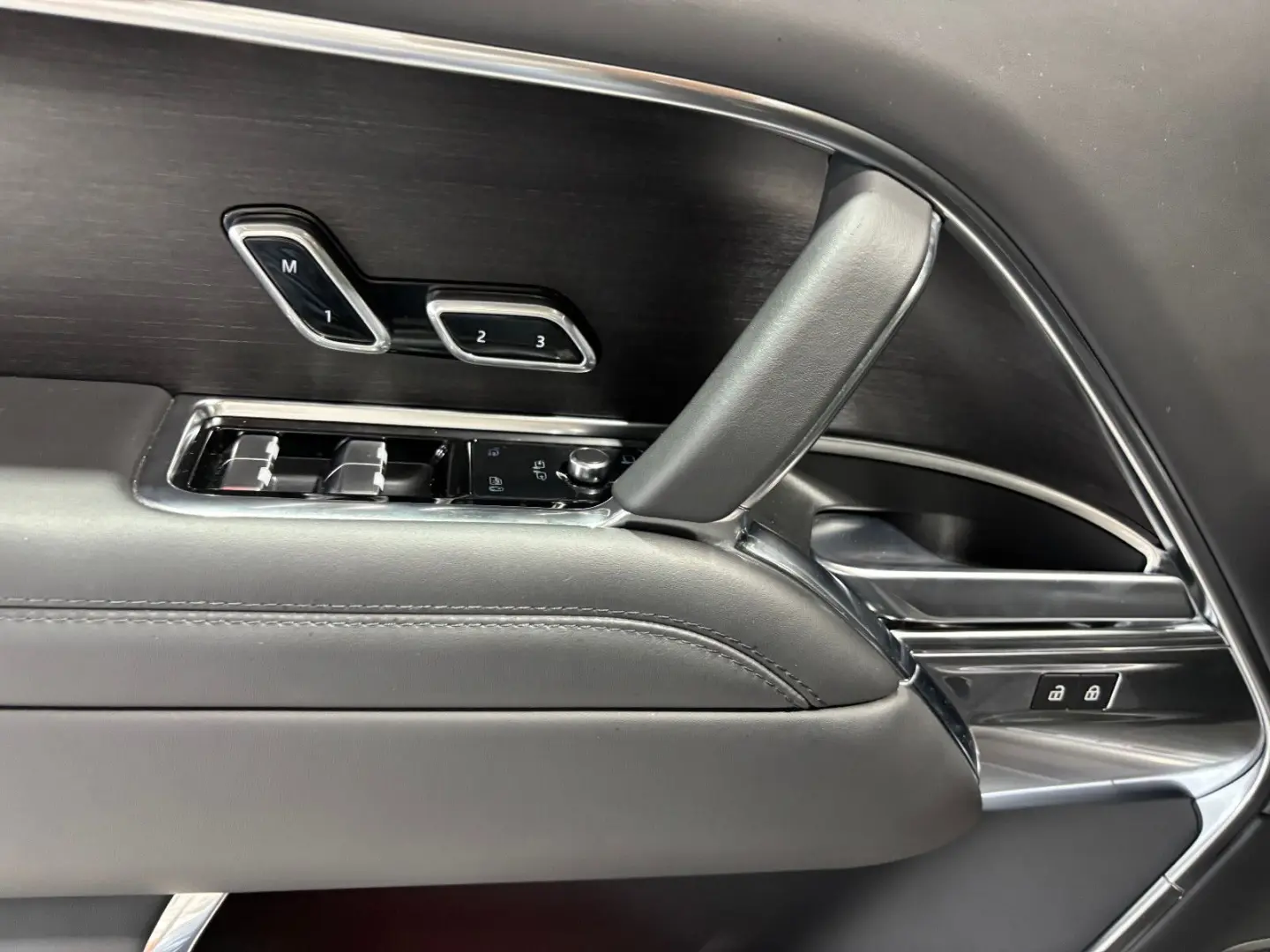 D350 First Edition Autobiography Fond-TV VOLL