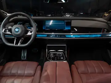 BMW 750 e xDrive M SPORTS PRO SKYLOUNGE