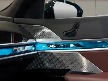 750e xDrive M Sport Pro SKY SOFT MASS VENT B&W