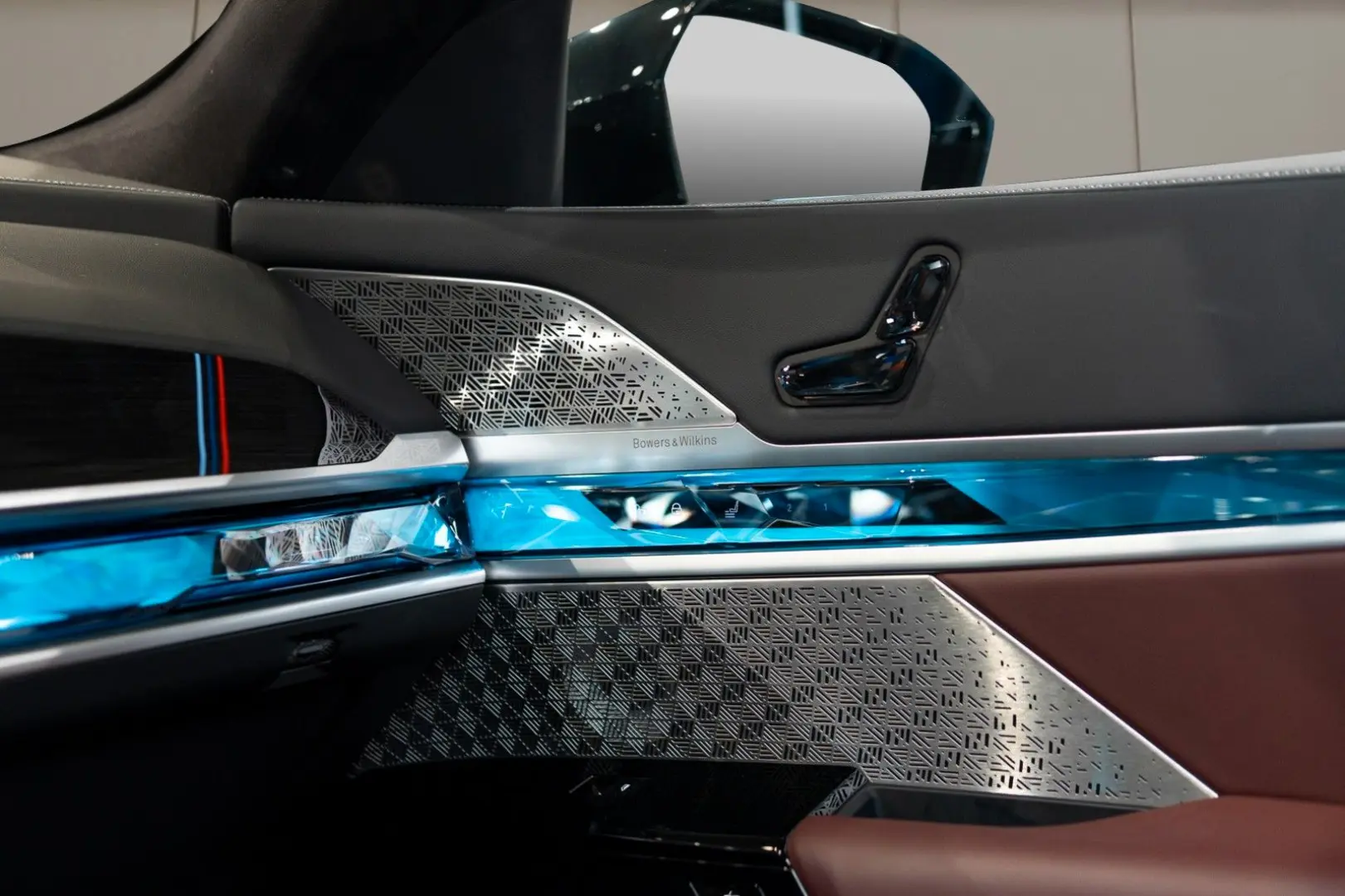 750e xDrive M Sport Pro SKY SOFT MASS VENT B&W