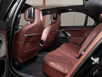 750e xDrive M Sport Pro SKY SOFT MASS VENT B&W