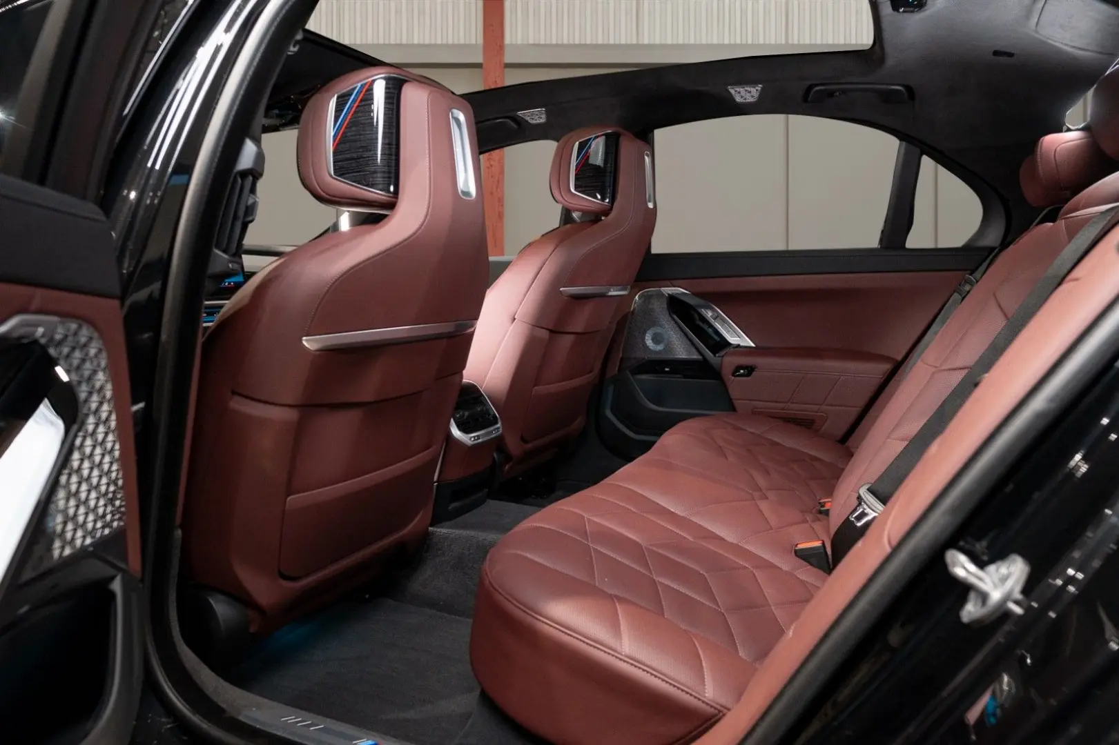 750e xDrive M Sport Pro SKY SOFT MASS VENT B&W