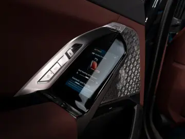 750e xDrive M Sport Pro SKY SOFT MASS VENT B&W