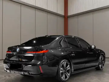750e xDrive M Sport Pro SKY SOFT MASS VENT B&W