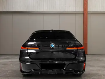 750e xDrive M Sport Pro SKY SOFT MASS VENT B&W