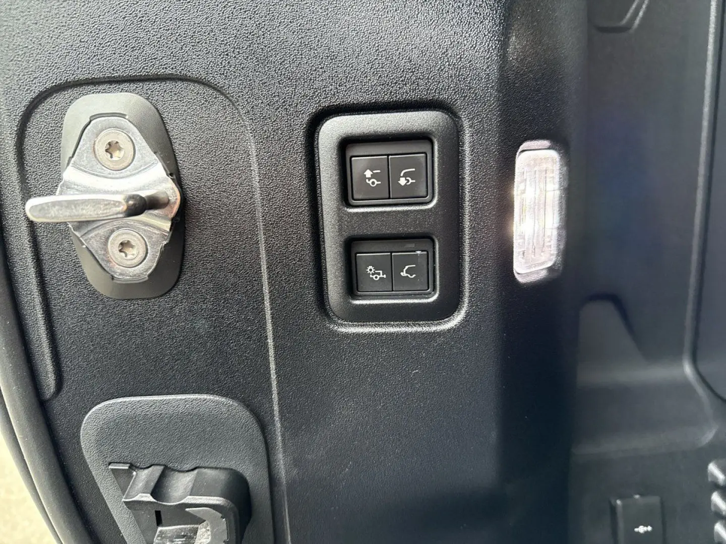 Defender 110 P525 V8 B.Säule LED NAVI AHK PANO