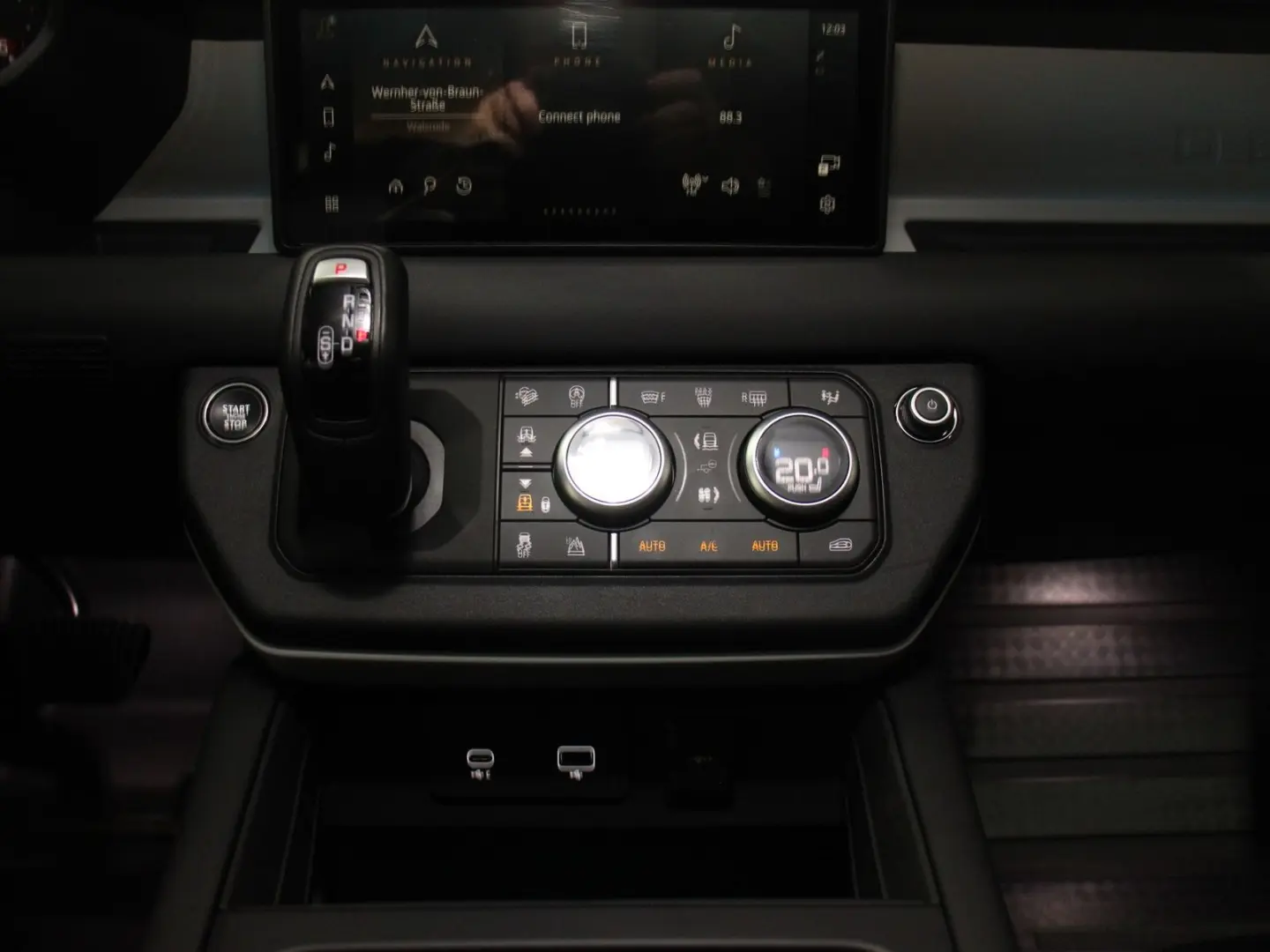 Defender 110 D250 SE AHK Pano Black Pack DAB