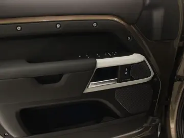 Defender 110 D250 SE AHK Pano Black Pack DAB