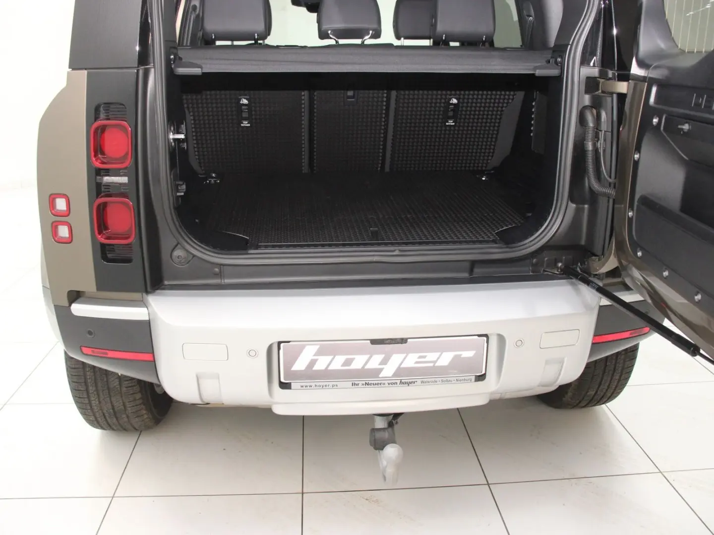 Defender 110 D250 SE AHK Pano Black Pack DAB