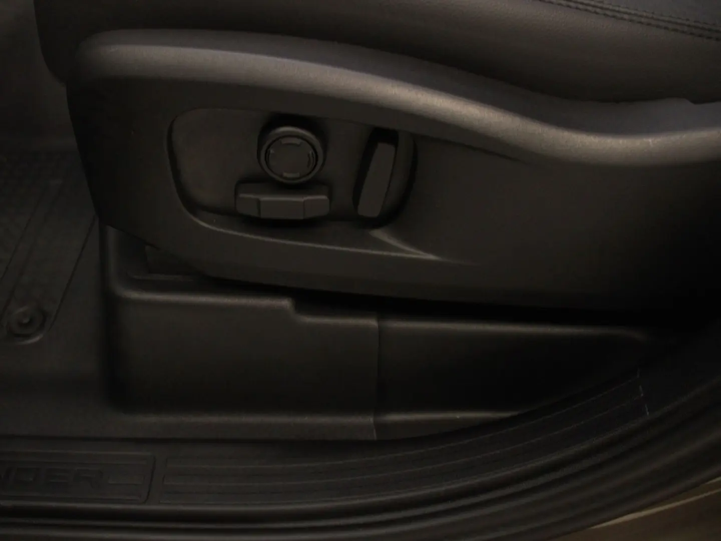 Defender 110 D250 SE AHK Pano Black Pack DAB