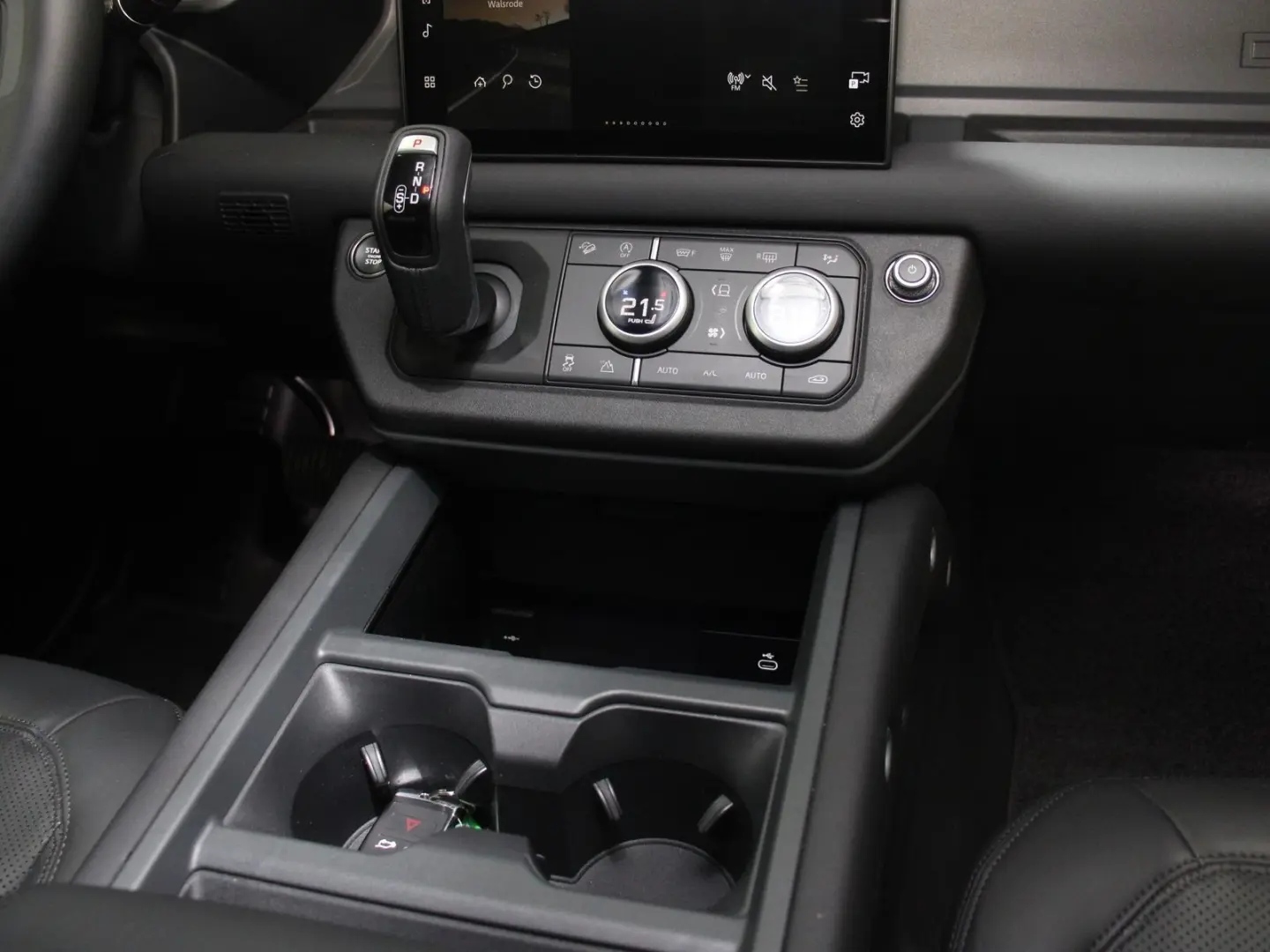 Defender 90 X-Dynamic SE AHK Black Pack DAB LED