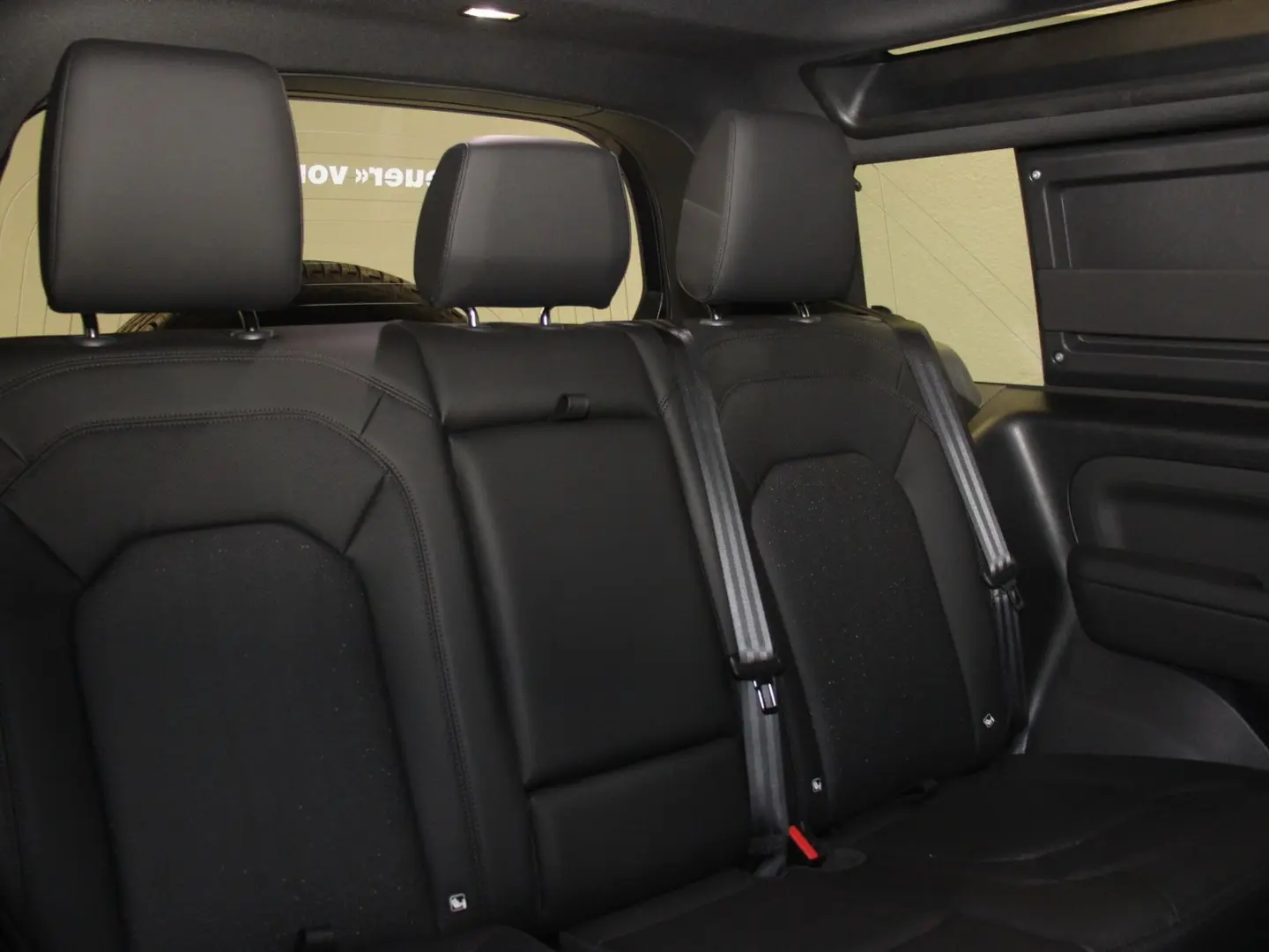 Defender 90 X-Dynamic SE AHK Black Pack DAB LED