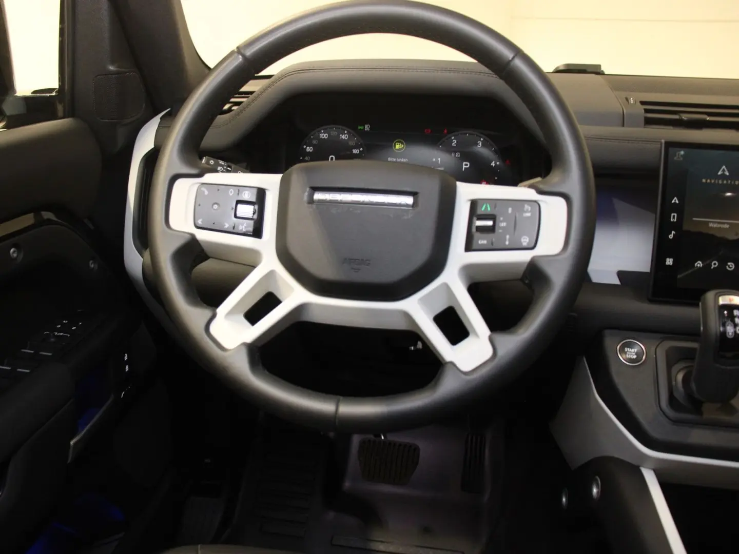 Defender 110 D300 X-Dynamic SE AHK Pano Head-Up