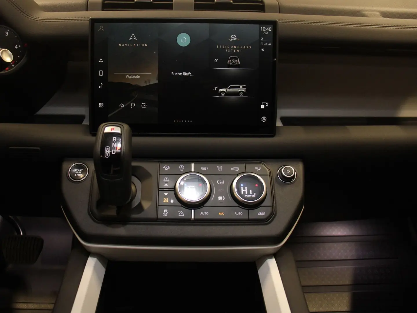 Defender 110 D300 X-Dynamic SE AHK Pano Head-Up