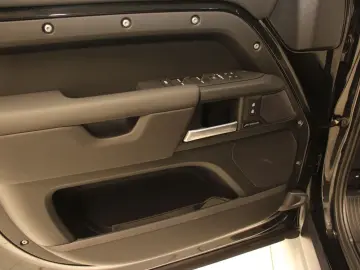 Defender 110 D300 X-Dynamic SE AHK Pano Head-Up