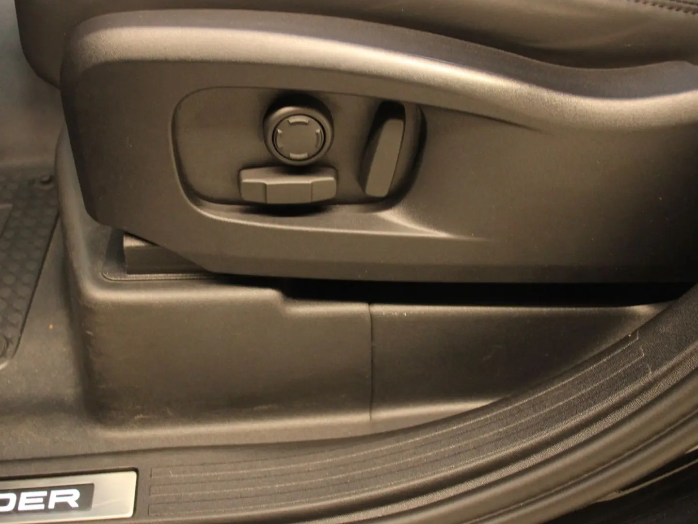 Defender 110 D300 X-Dynamic SE AHK Pano Head-Up