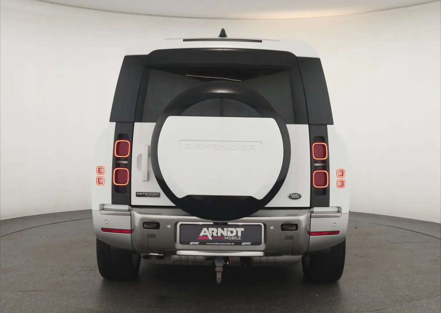 Defender 130 D300 AWD First Edition Pano 22  AHK
