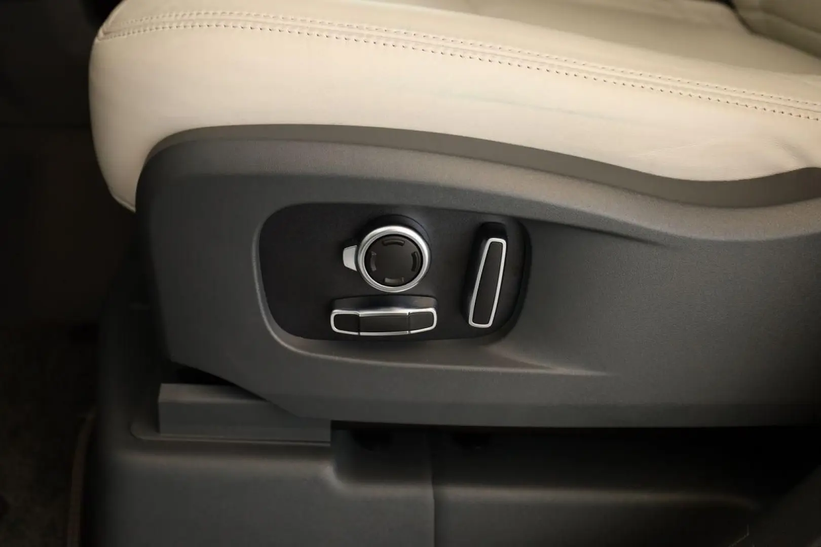 Defender 130 D300 AWD First Edition Pano 22  AHK