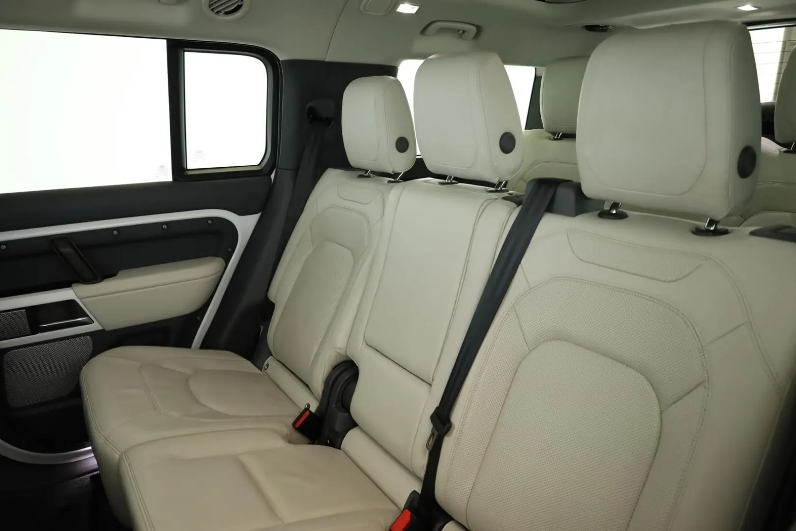Defender 130 D300 AWD First Edition Pano 22  AHK