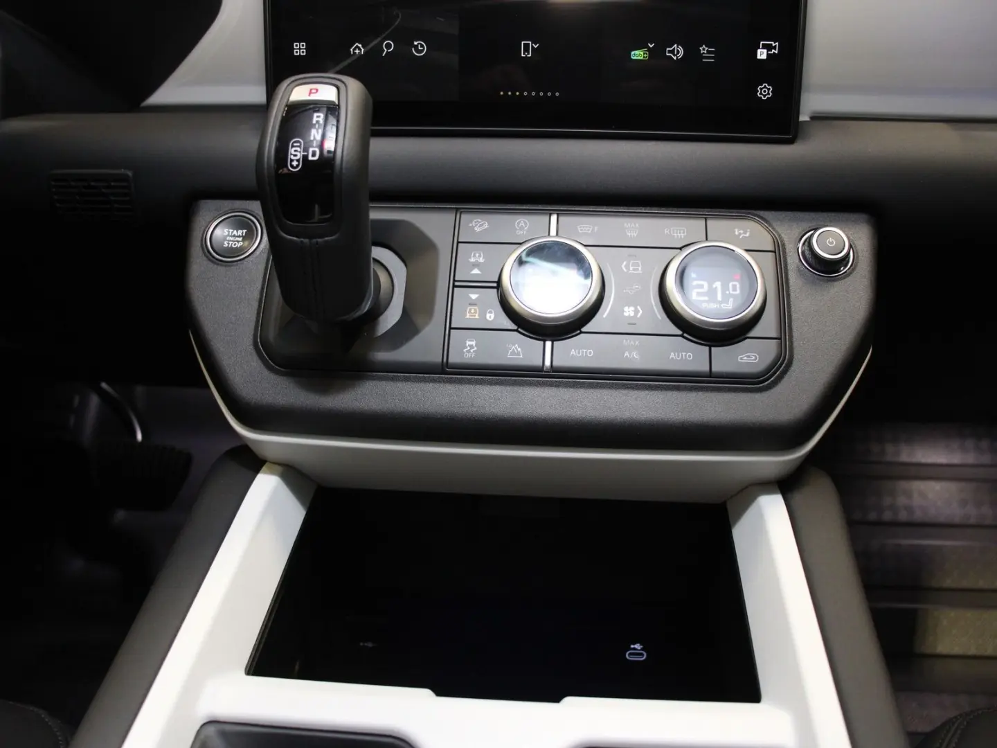 Defender 110 D300 X-Dynamic SE AHK Pano Head-Up