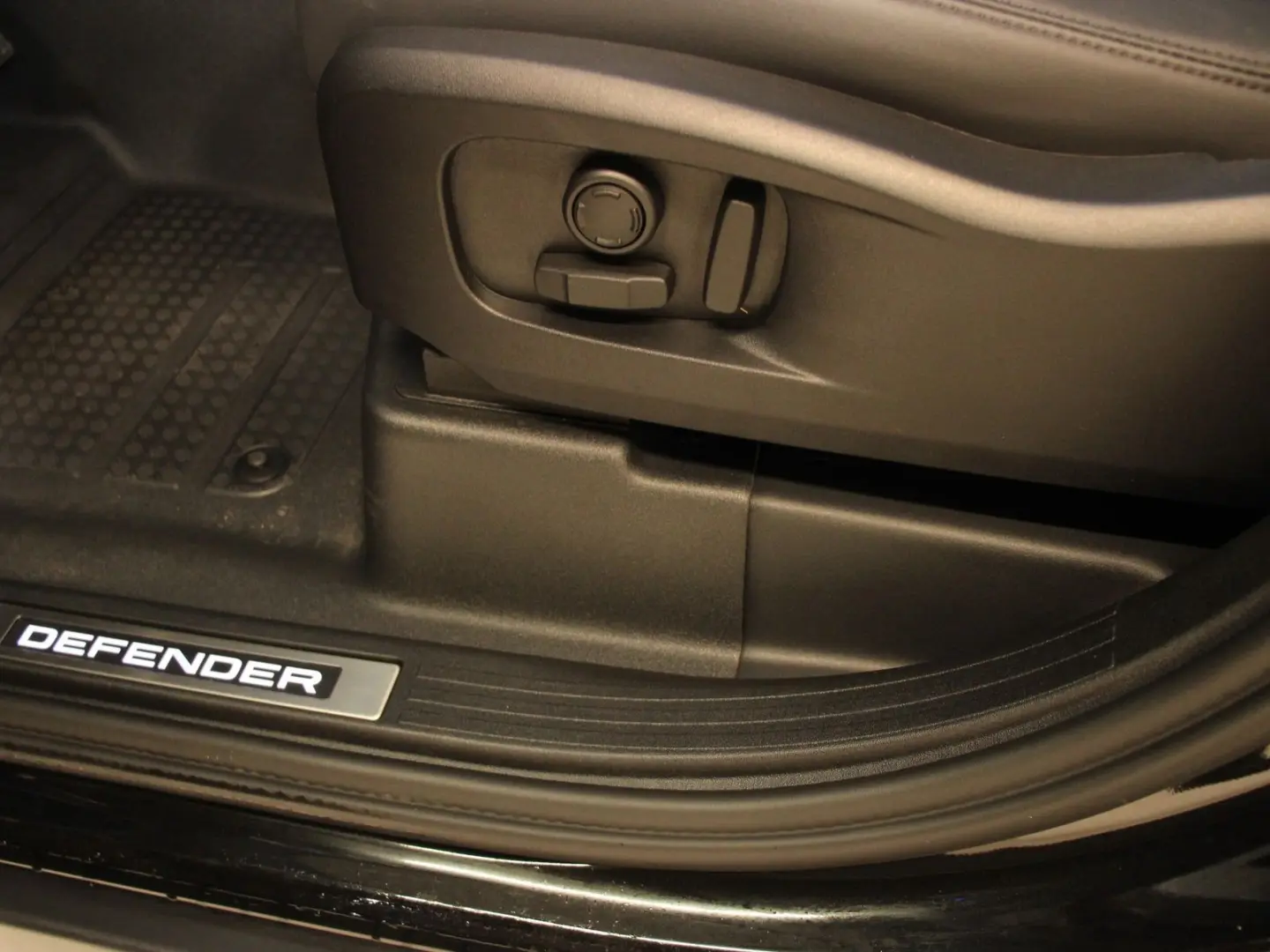 Defender 110 D300 X-Dynamic SE AHK Pano Head-Up