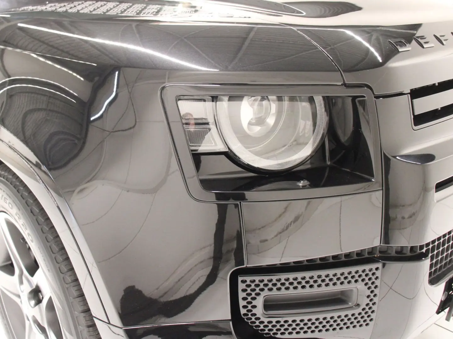 Defender 110 D300 X-Dynamic SE AHK Pano Head-Up