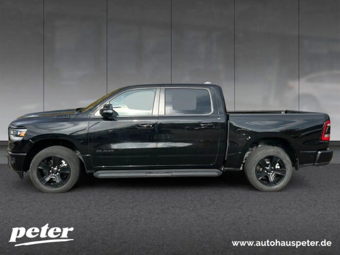 RAM 1500 Big Horn Crew Cab V8 Night Edition LPG
