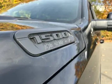 RAM 1500 Big Horn Crew Cab V8 Night Edition LPG