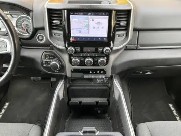 RAM 1500 Big Horn Crew Cab V8 Night Edition LPG