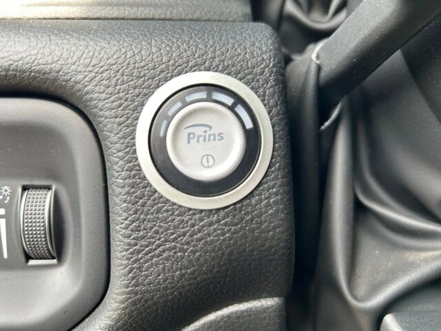 RAM 1500 Big Horn Crew Cab V8 Night Edition LPG