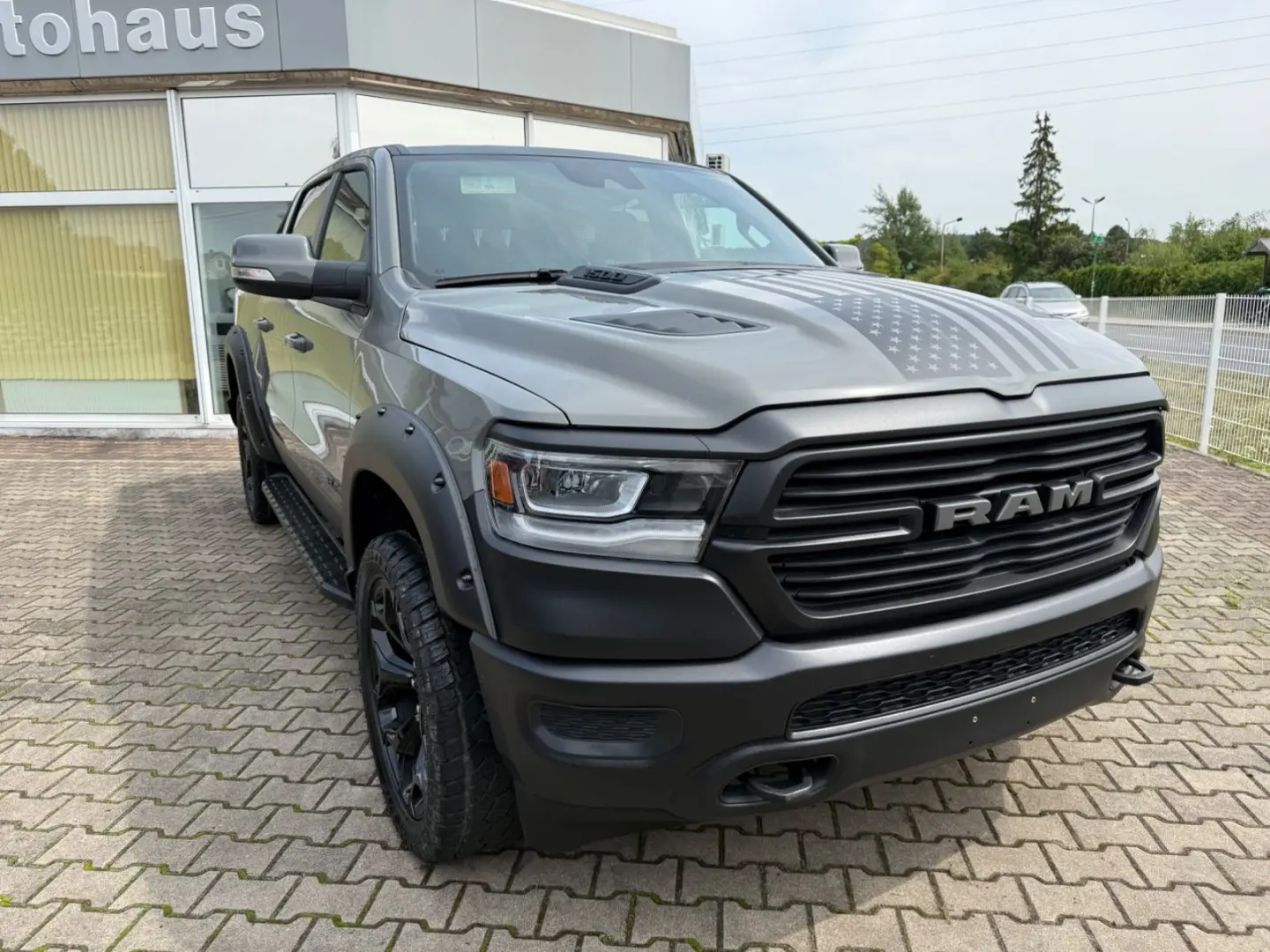RAM 5.7 V8 LARAMIE OFFROAD 4X4