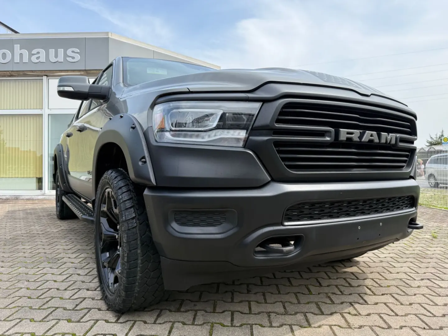 RAM 5.7 V8 LARAMIE OFFROAD 4X4