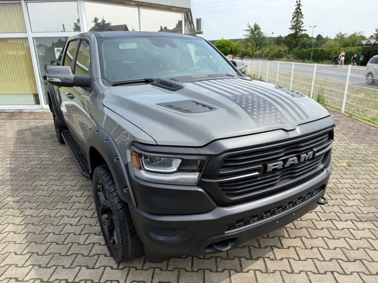 RAM 5.7 V8 LARAMIE OFFROAD 4X4