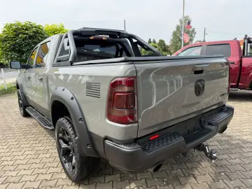 RAM 5.7 V8 LARAMIE OFFROAD 4X4