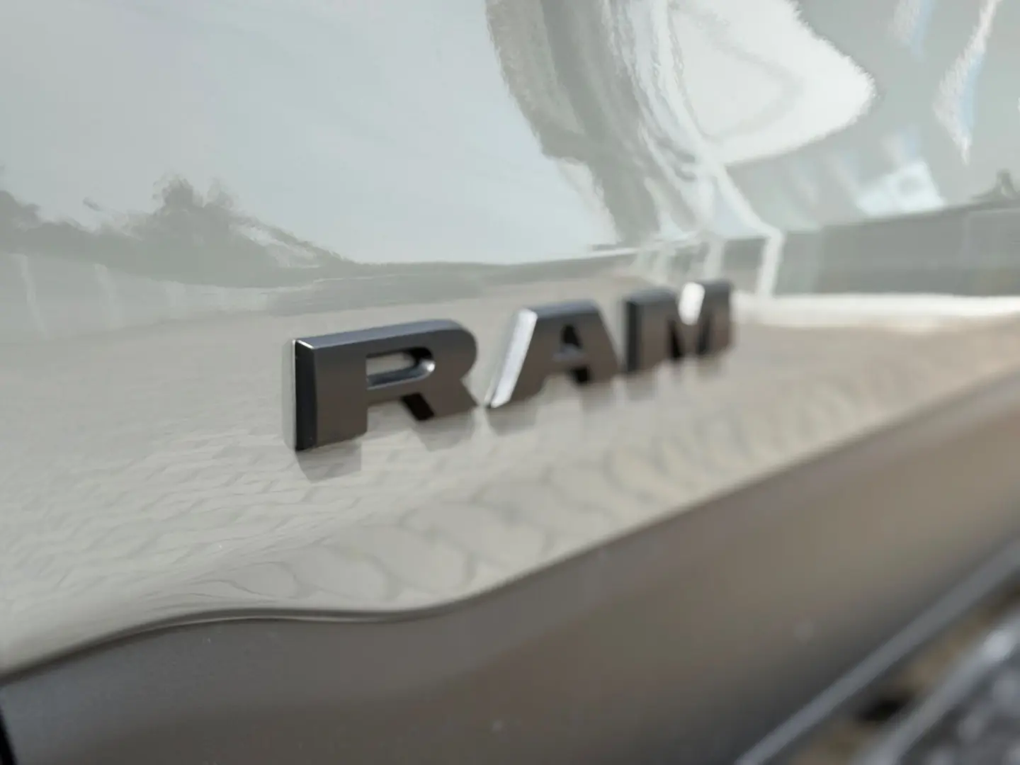 RAM 5.7 V8 LARAMIE OFFROAD 4X4