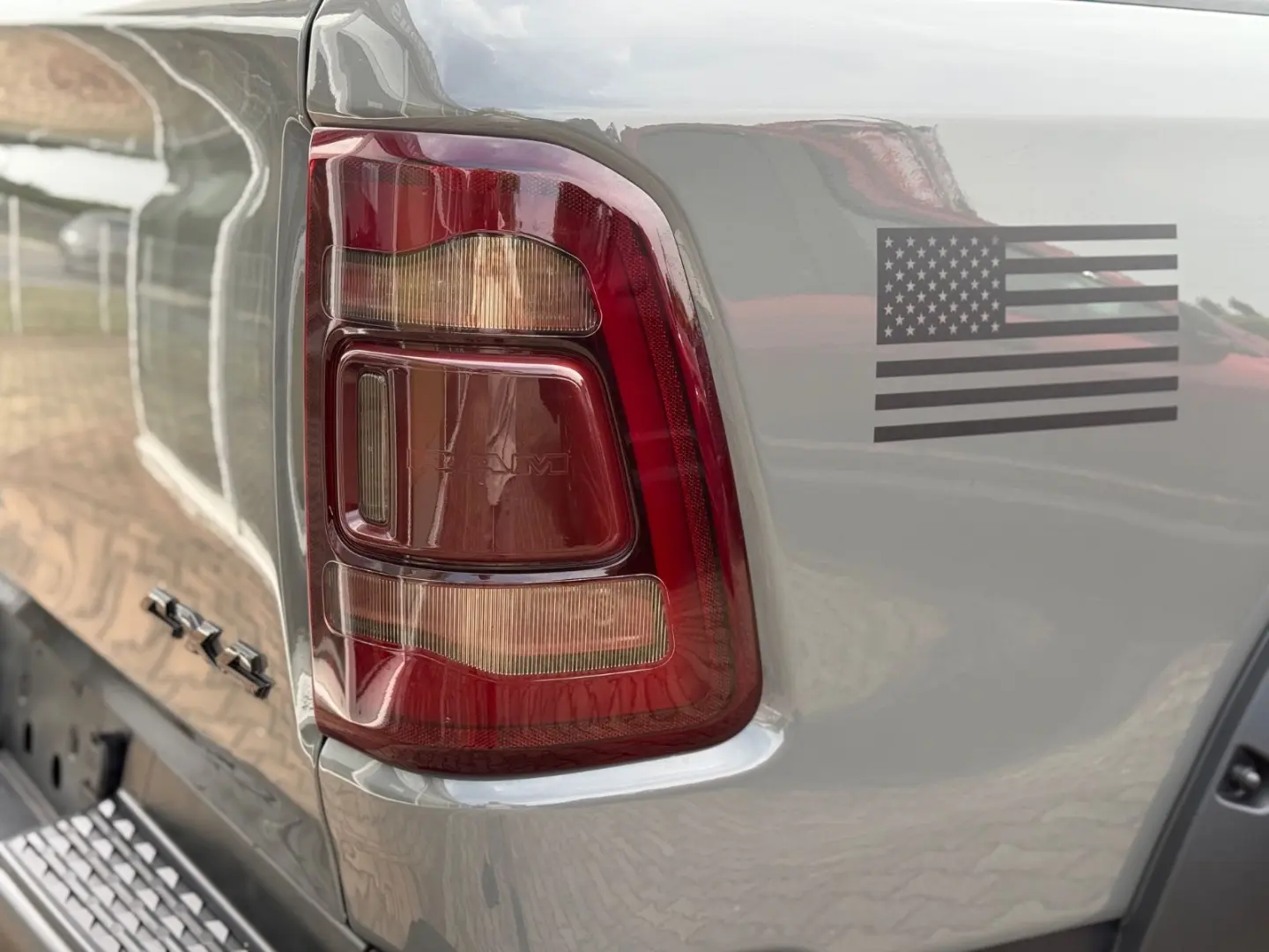 RAM 5.7 V8 LARAMIE OFFROAD 4X4