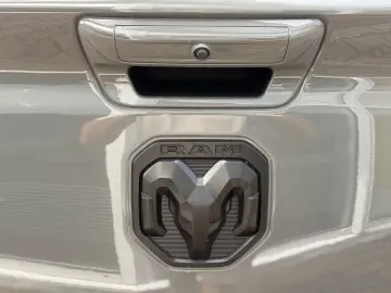 RAM 5.7 V8 LARAMIE OFFROAD 4X4