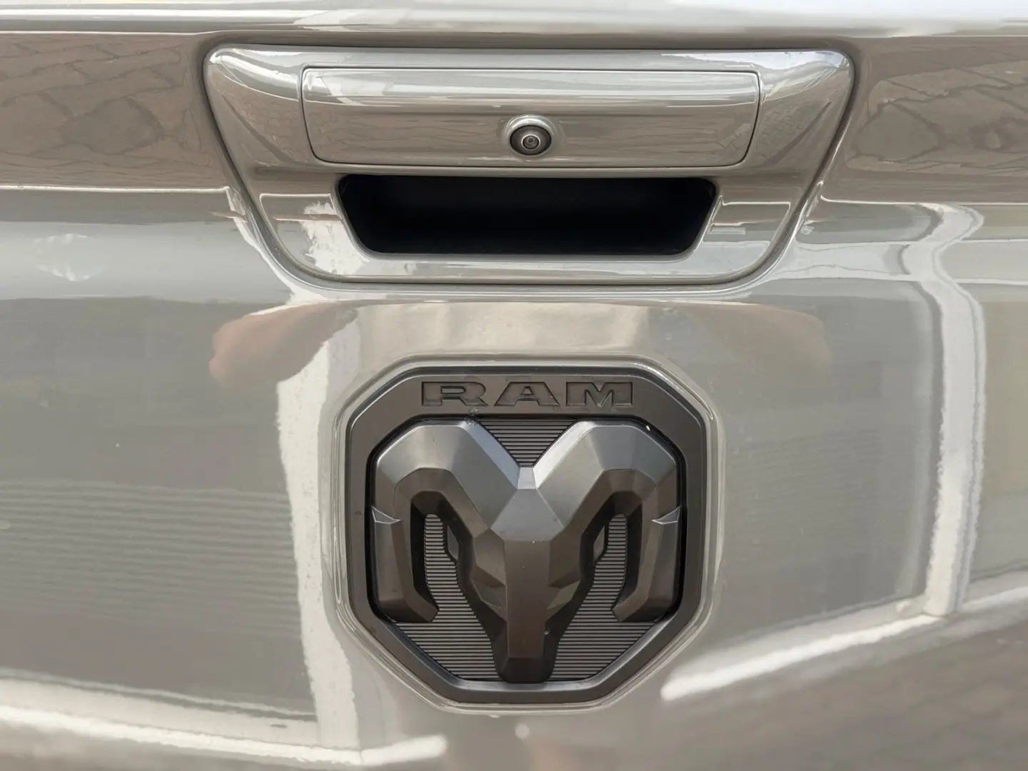 RAM 5.7 V8 LARAMIE OFFROAD 4X4