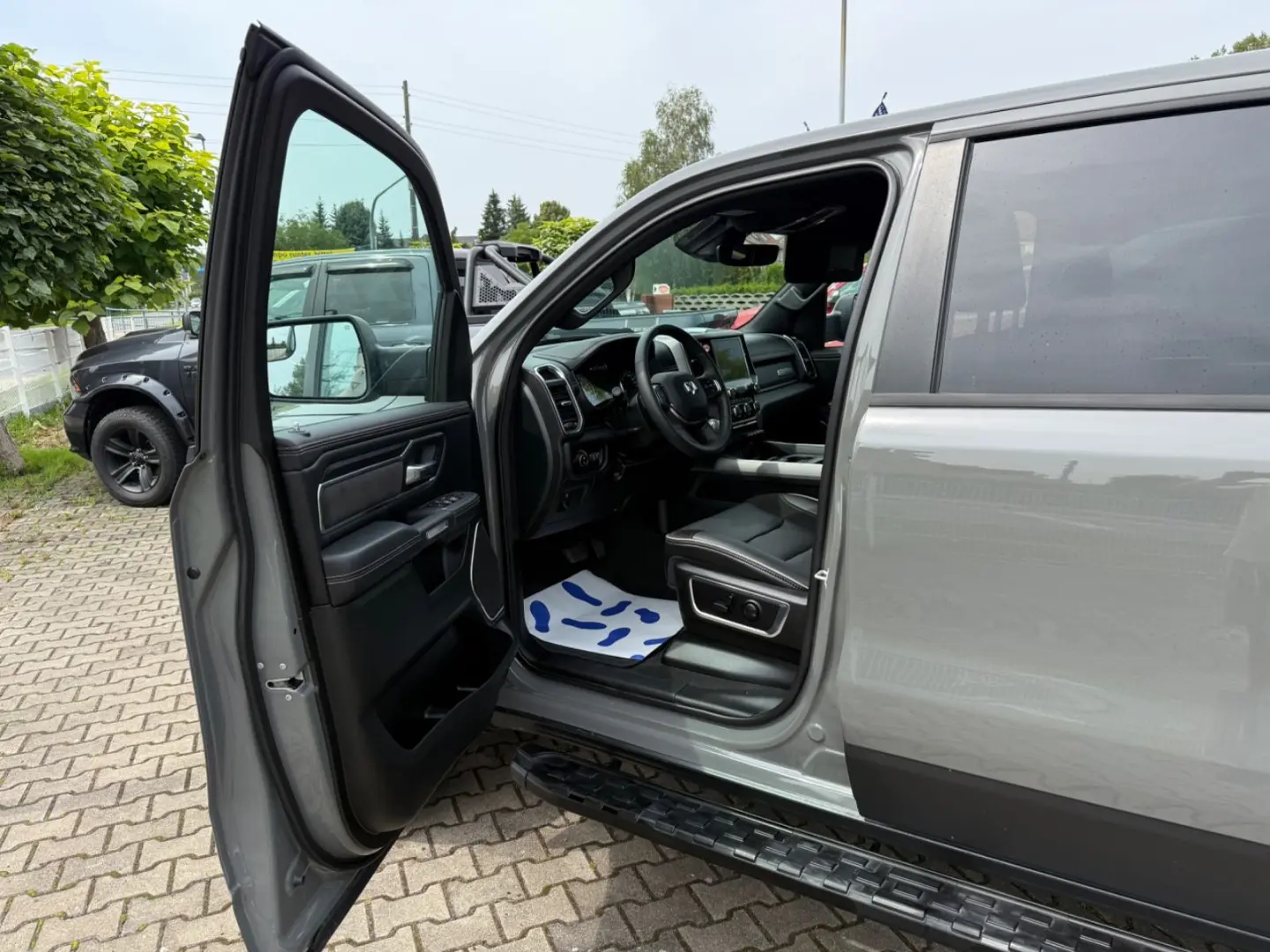 RAM 5.7 V8 LARAMIE OFFROAD 4X4